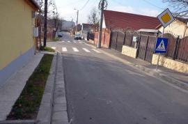 Semi-trotuar: Orădenii sunt nevoiţi să circule pe carosabil pe strada Frasinului